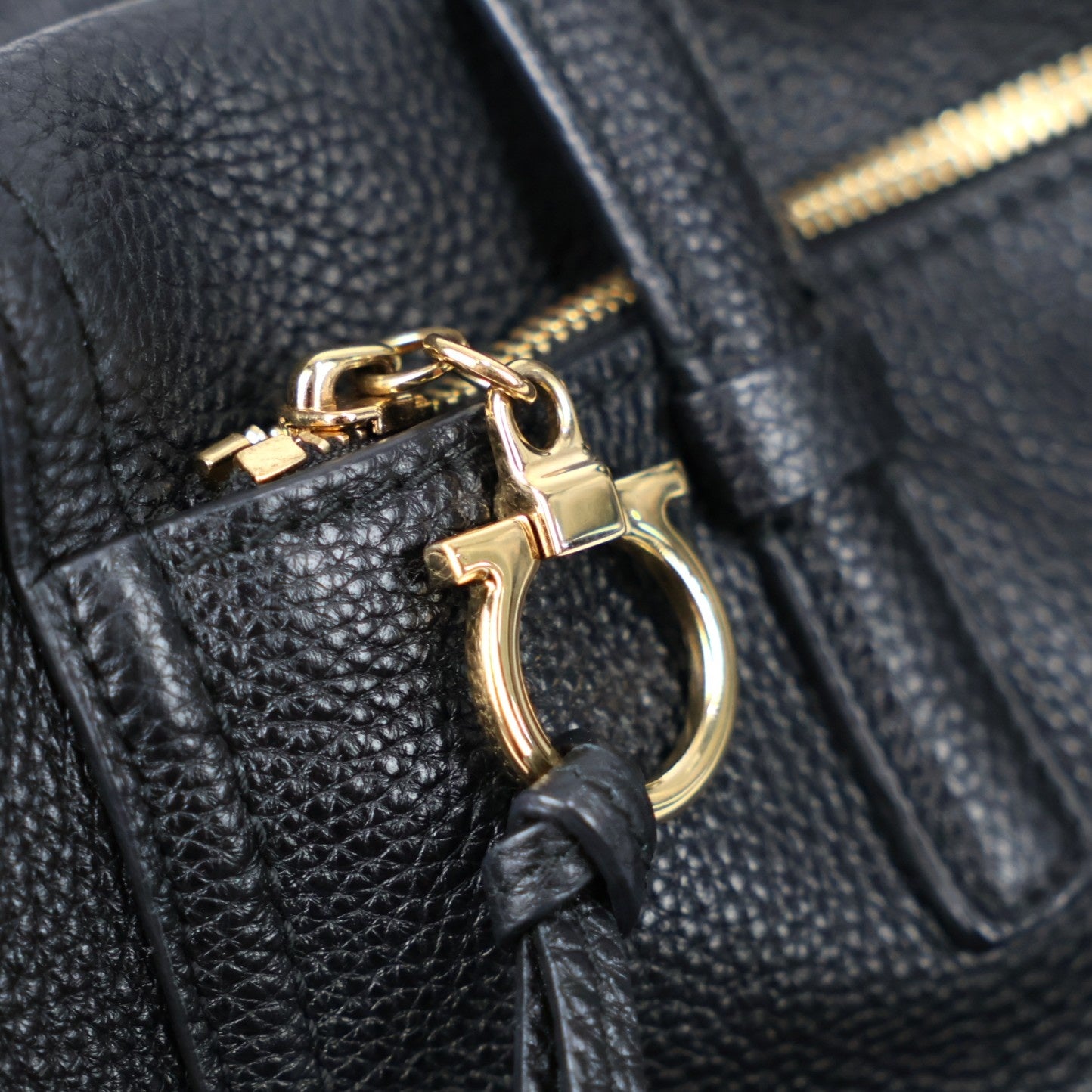FERRAGAMO 21 F575 GANCINI SHOULDER BAG
