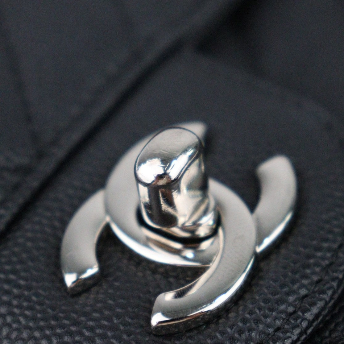 CHANEL 69900 CLASSIC FLAP SMALL SHOULDER BAG