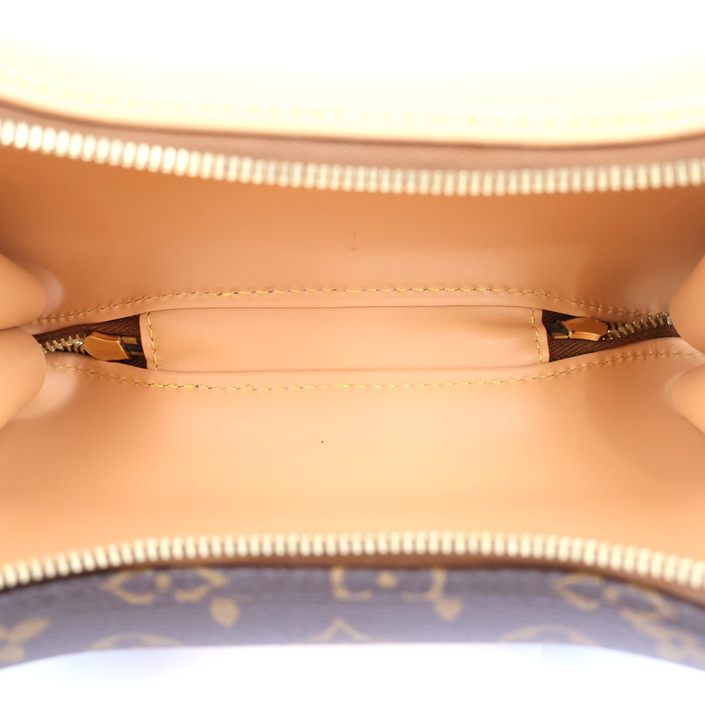 LOUIS VUITTON M12615 BONE WEARABLE WALLET SHOULDER BAG