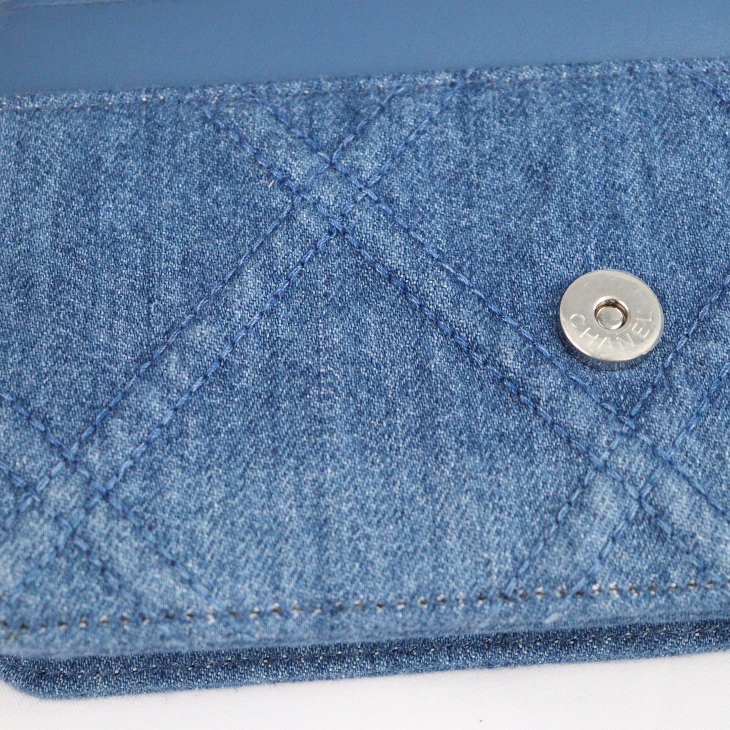 CHANEL AP0957 CHANEL 19 WALLET ON CHAIN